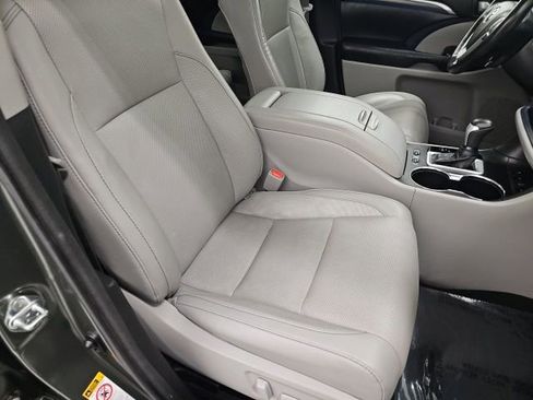 Used 2017 Toyota Highlander Limited Platinum image 42