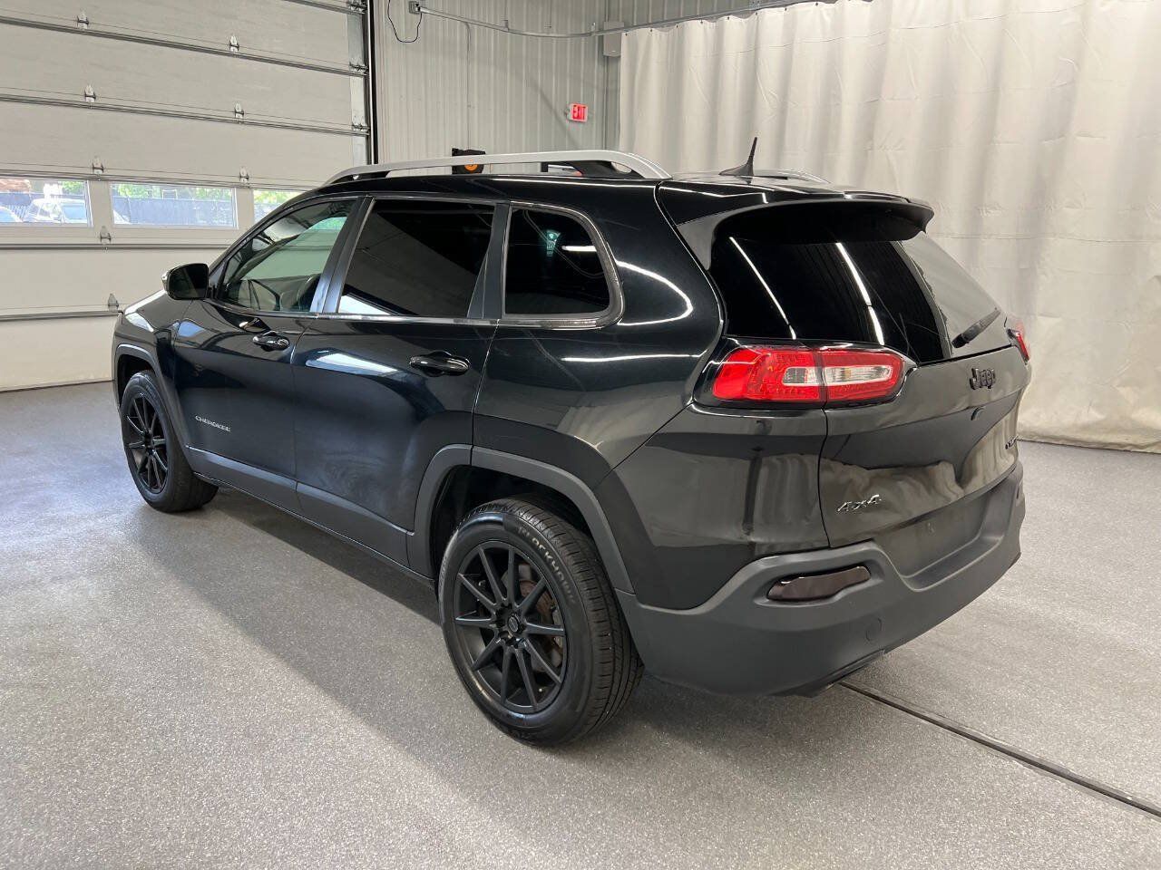 Used 2016 Jeep Cherokee Limited AWD/4WD image 6