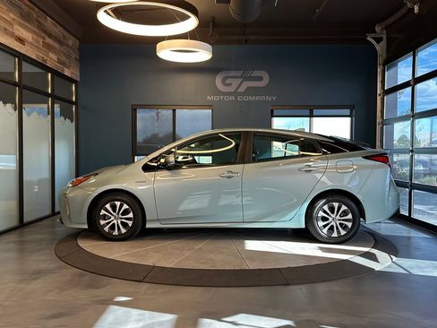 Used 2019 Toyota Prius XLE AWD/4WD image 6