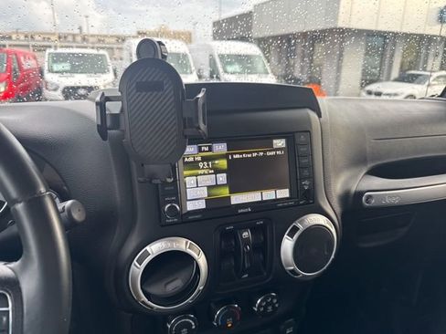 Used 2016 Jeep Wrangler Unlimited Rubicon w/ Connectivity Group AWD/4WD image 10