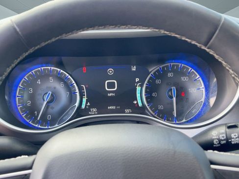 Used 2023 Chrysler Pacifica Touring-L image 17