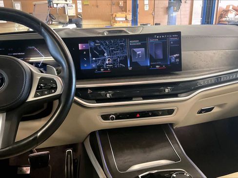 Used 2023 BMW X7 xDrive40i w/ M Sport Package AWD/4WD image 6
