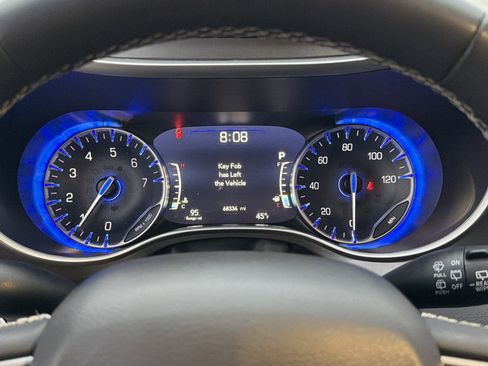 Used 2024 Chrysler Pacifica Touring-L image 28