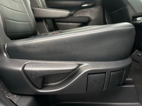 Used 2023 Toyota Highlander XLE image 36