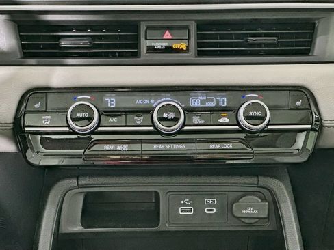 Used 2025 Honda Pilot Touring image 14
