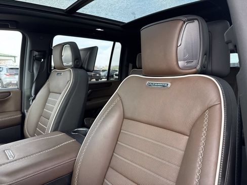 Used 2025 GMC Yukon XL Denali Ultimate w/ LPO, Floor Liner Package AWD/4WD image 32