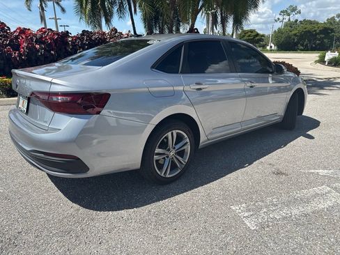 Used 2023 Volkswagen Jetta SE FWD image 3