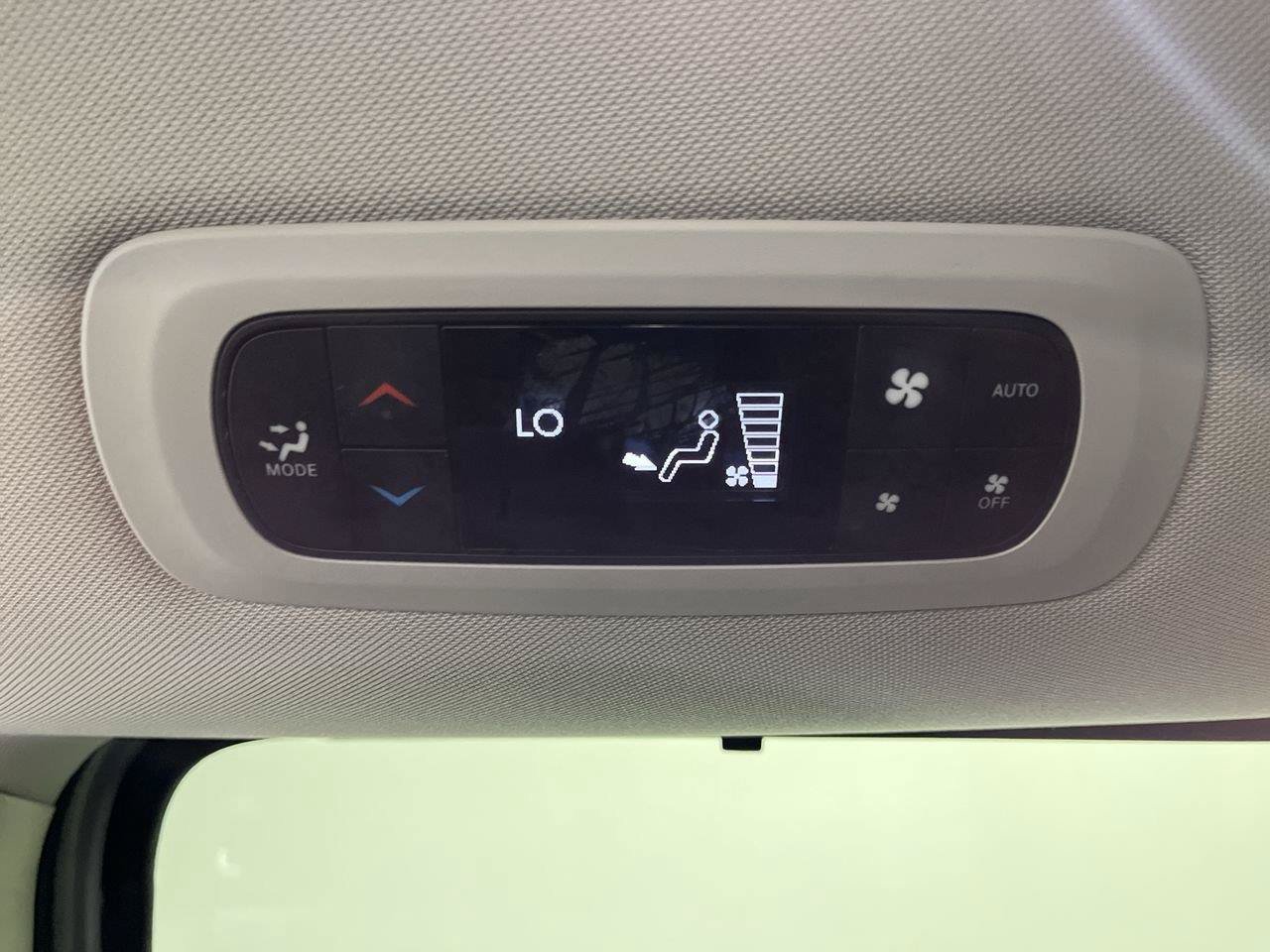 Used 2024 Chrysler Pacifica Touring-L FWD image 11