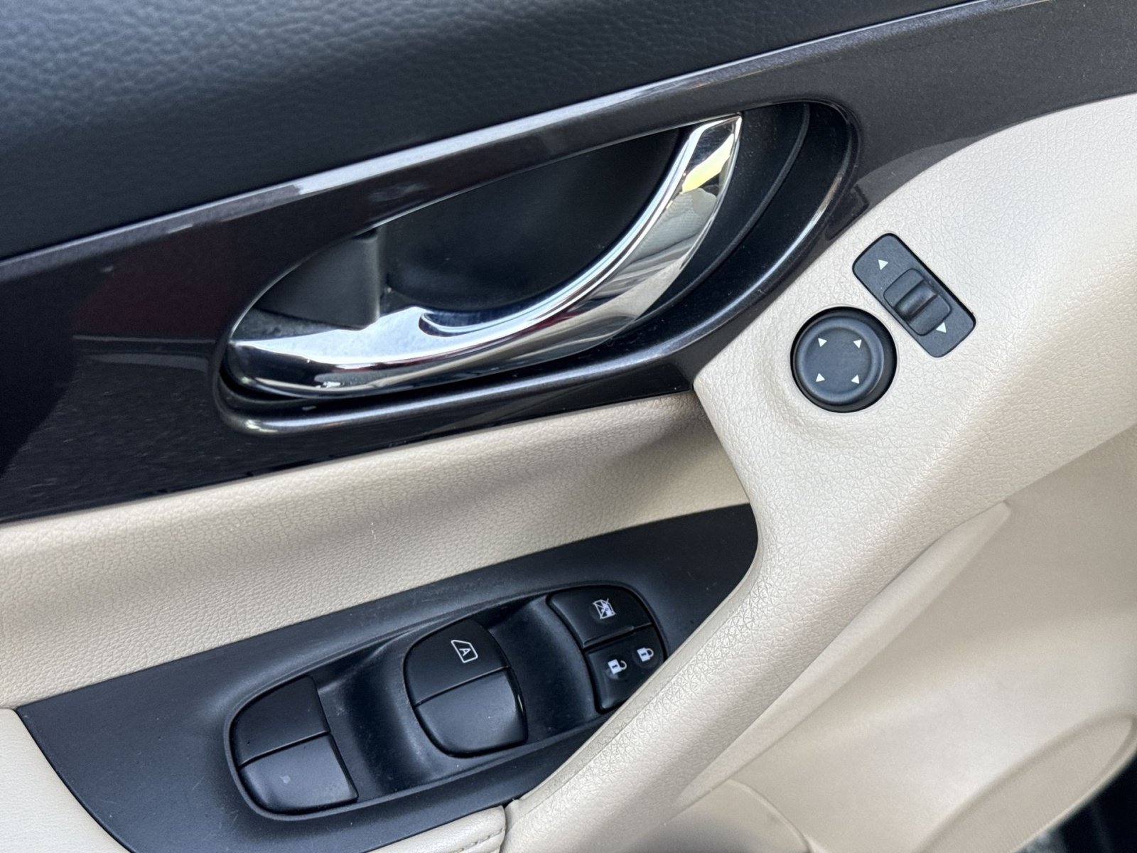 Used 2018 Nissan Rogue SV AWD/4WD image 16