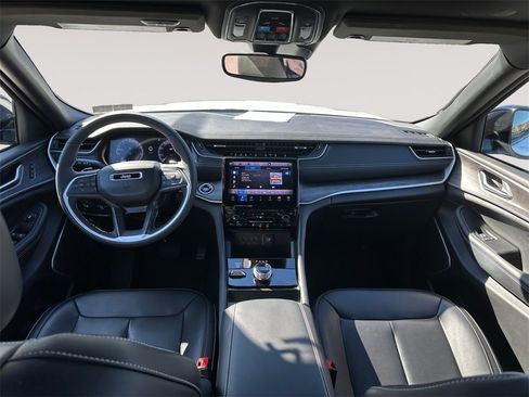 Used 2024 Jeep Grand Cherokee Limited w/ Black Appearance Package image 10