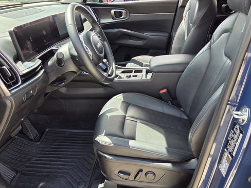 Used 2025 Kia Sorento S image 4