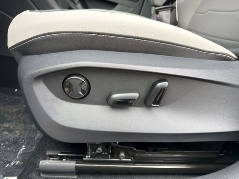 New 2026 Volkswagen Taos SE image 12