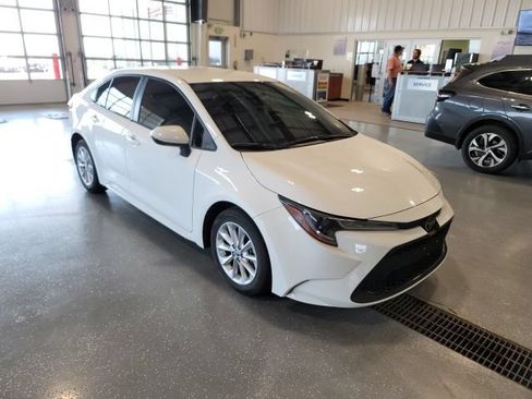 Used 2022 Toyota Corolla LE FWD image 1