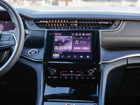 Used 2023 Jeep Grand Cherokee L Laredo image 14