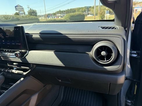 Used 2024 Chevrolet Colorado Trail Boss w/ Technology Package image 34