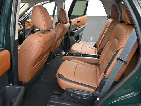 Used 2024 Nissan Pathfinder Platinum image 14