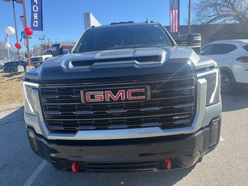 Used 2024 GMC Sierra 2500 AT4X image 2