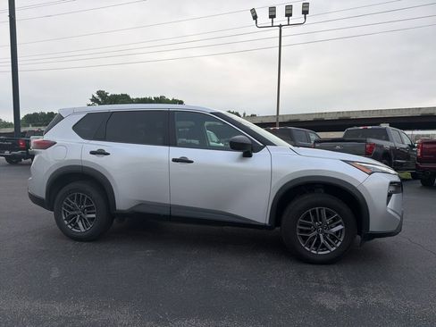 Used 2024 Nissan Rogue S FWD image 3