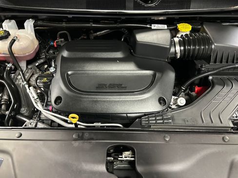 Used 2025 Chrysler Pacifica Select image 26