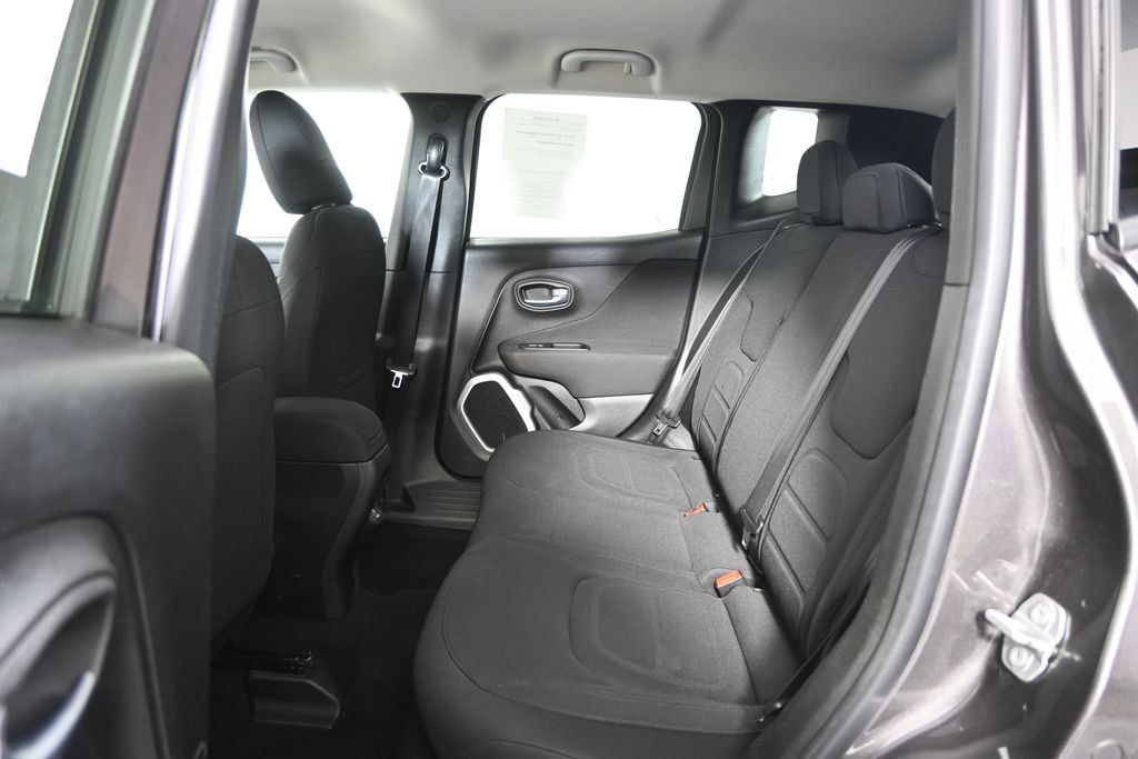 Used 2018 Jeep Renegade Latitude w/ Cold Weather Group AWD/4WD image 17