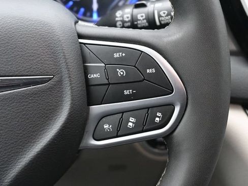 Used 2024 Chrysler Pacifica Touring-L FWD image 18