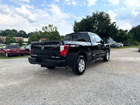 Used 2018 Nissan Titan SV w/ SV Convenience Package image 5