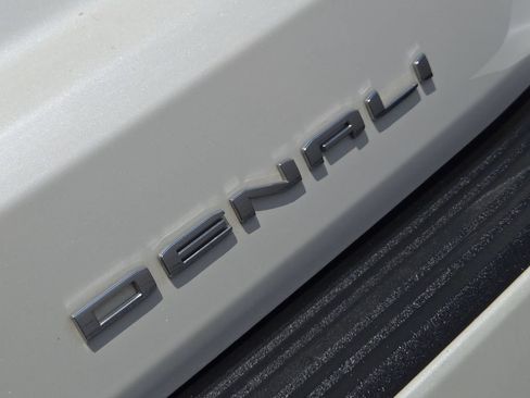 Used 2024 GMC Yukon XL Denali AWD/4WD image 11