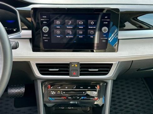 Used 2025 Volkswagen Taos SE w/ Panoramic Sunroof Package image 25