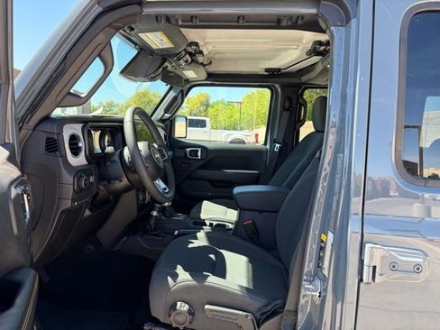 Used 2025 Jeep Wrangler Unlimited Sahara image 12