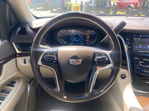 Used 2017 Cadillac Escalade Luxury AWD/4WD image 22