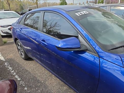 Used 2023 Hyundai Elantra SEL w/ Convenience Package image 2