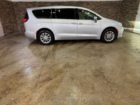 Used 2022 Chrysler Pacifica Touring-L image 10