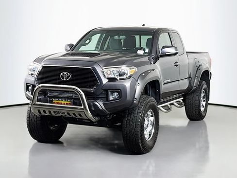 Used 2016 Toyota Tacoma SR5 AWD/4WD image 3