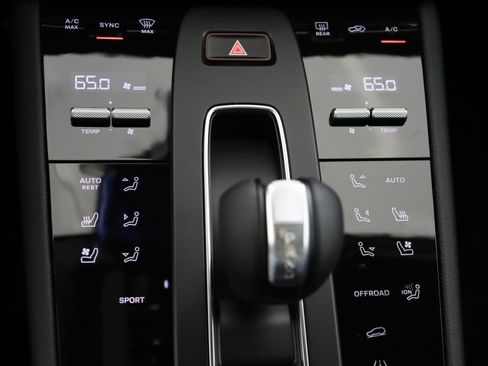 Used 2025 Porsche Macan image 39