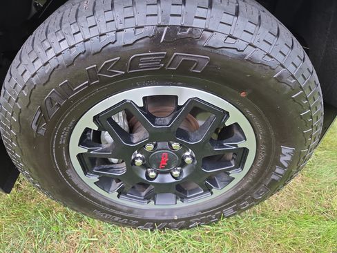 Certified 2025 Toyota Tacoma TRD Off-Road w/ TRD Off Road Upgrade Package AWD/4WD image 9