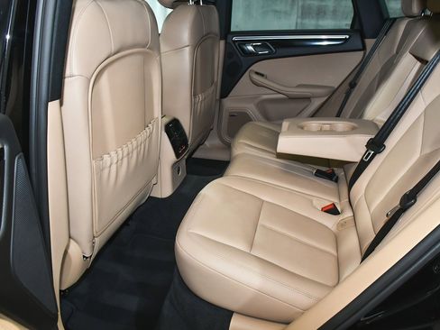 Used 2025 Porsche Macan image 48