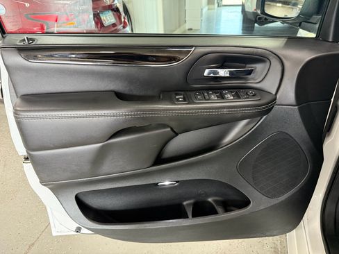 Used 2018 Dodge Grand Caravan SE FWD image 11