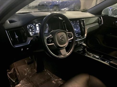 Used 2022 Volvo V60 T5 Cross Country image 18