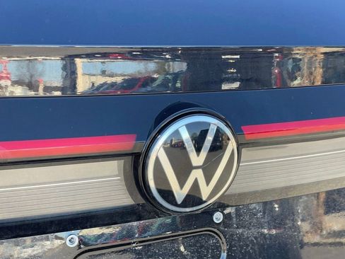 Certified 2025 Volkswagen Taos SE w/ Panoramic Sunroof Package image 25