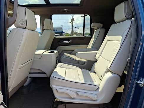 Used 2025 GMC Yukon XL Denali w/ Sun & Power Step Package AWD/4WD image 10