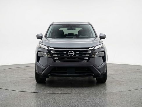 Used 2025 Nissan Rogue SV image 2