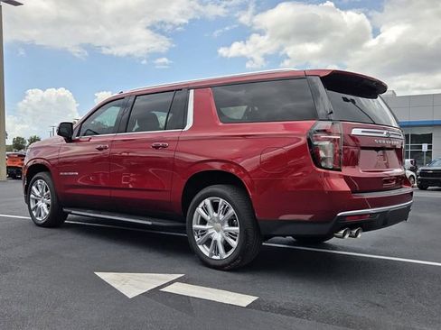 Used 2024 Chevrolet Suburban High Country RWD image 4