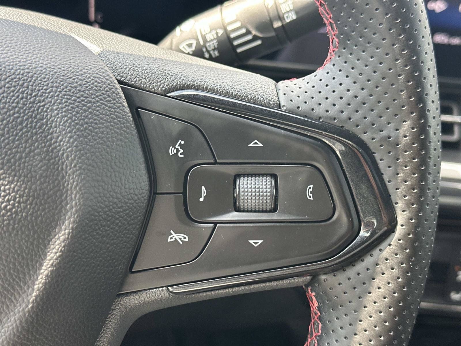 Certified 2024 Chevrolet Trax RS w/ Sunroof Package FWD image 22