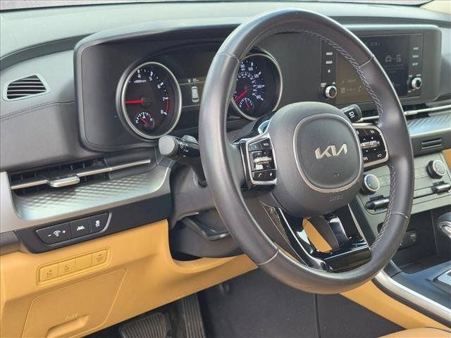 Used 2024 Kia Carnival LX FWD image 3