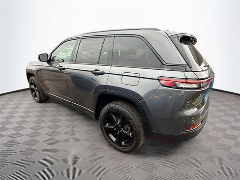 Used 2024 Jeep Grand Cherokee Altitude image 9