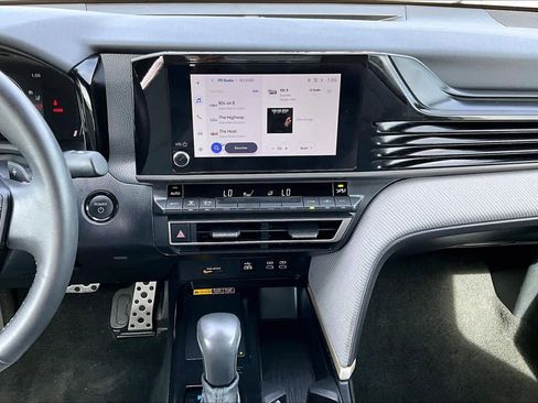 Used 2025 Toyota Camry SE image 7