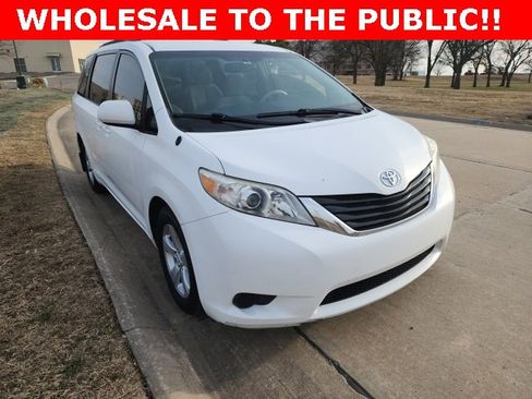 Used 2011 Toyota Sienna LE image 1