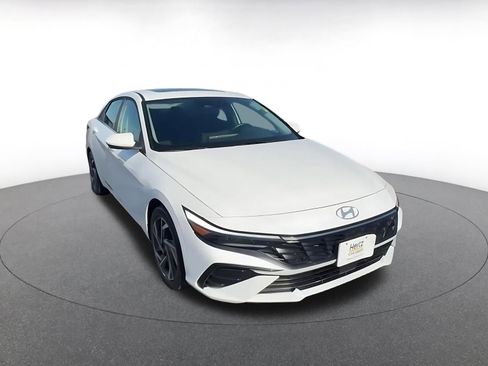 Used 2025 Hyundai Elantra SEL image 3
