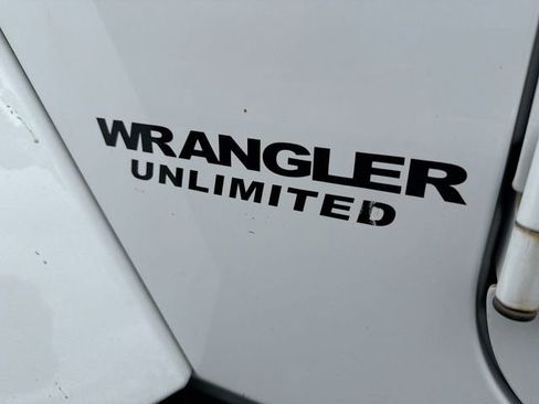 Used 2017 Jeep Wrangler Unlimited Sahara AWD/4WD image 9