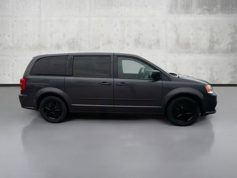 Used 2017 Dodge Grand Caravan SE image 4